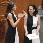 Letizia di Spagna premia la professoressa vestita come lei