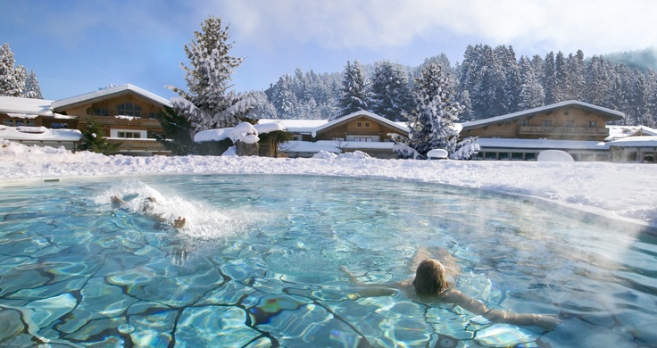 Freddo fuori, caldo dentro: set ideale per l’attimo perfetto. Le piscine alpine più suggestive tra le montagne innevate.