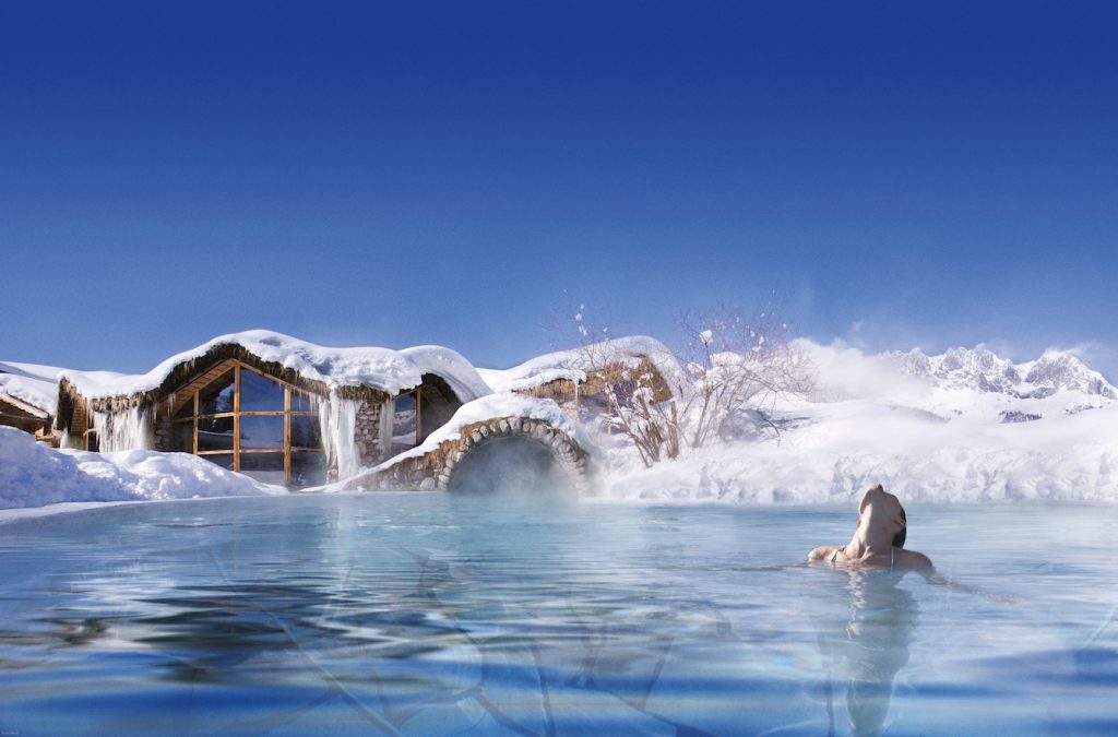 Freddo fuori, caldo dentro: set ideale per l’attimo perfetto. Le piscine alpine più suggestive tra le montagne innevate.