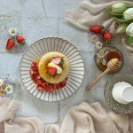 PANCAKE CON FRAGOLE E MIELE PH Press