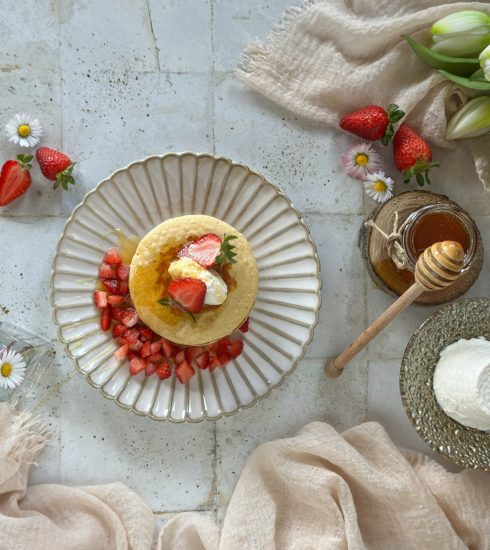 PANCAKE CON FRAGOLE E MIELE PH Press
