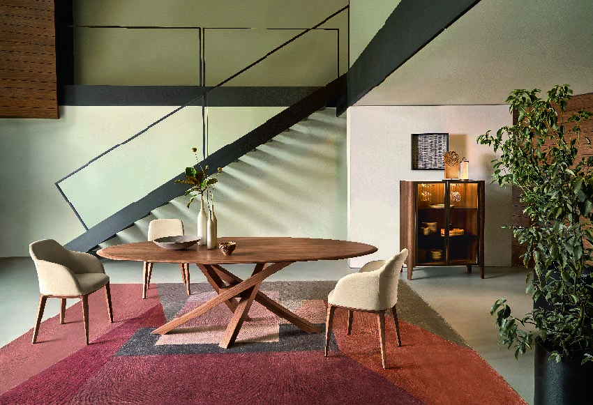 Riflessi_tavolo Shangai piano a saponetta e base noce canaletto PH Press