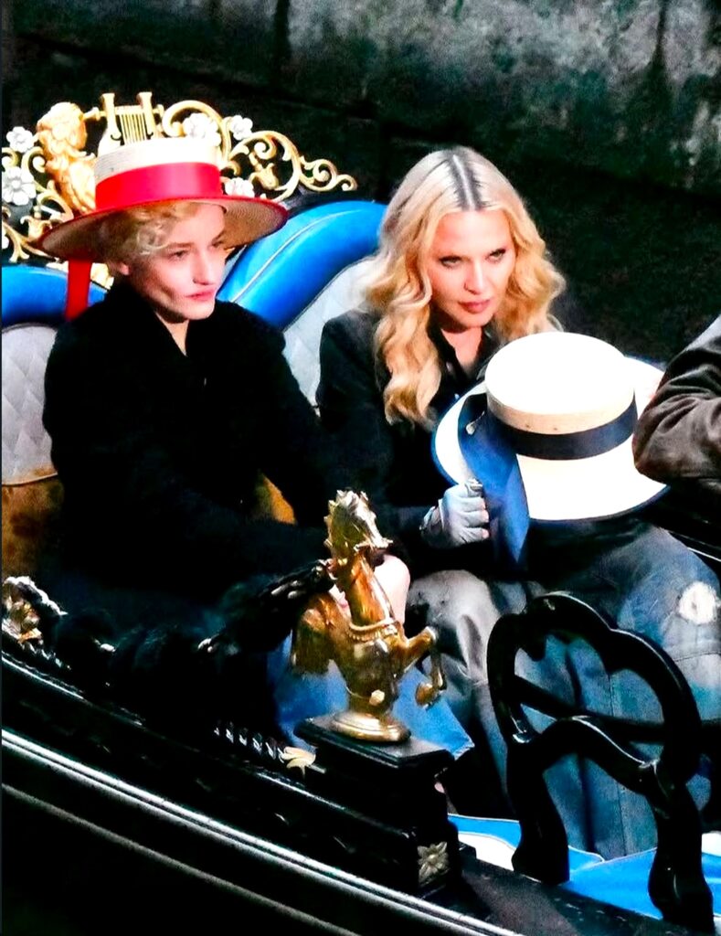 madonna e Julia Garner ph ig1