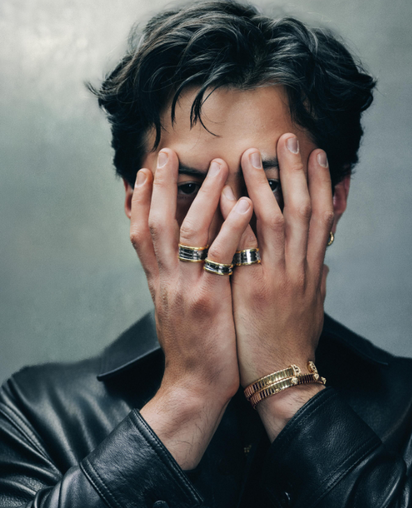 Hudson Williams - Gioielli Genderless ph Press